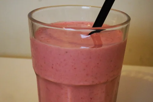 Domowy shake z truskawkami