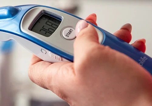 Polacy podczas choroby wciąż źle mierzą temperaturę. Eksperci ostrzegają. Grypa nie wybacza błędów