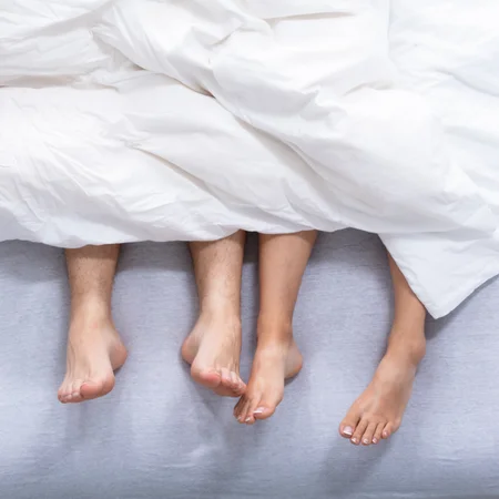 Spać razem czy oddzielnie? Co się dzieje gdy małżeństwo śpi osobno?