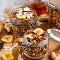Granola z masłem orzechowym, chipsami bananowymi