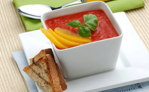 Pomidorowy chłodnik z brzoskwinią (Thermomix)
