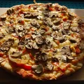 Domowa pizza z pieczarkami i szynką