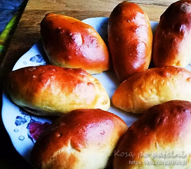 Drożdżówki ze śliwkami