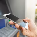 Płatny BLIK za wypłaty z bankomatów? Popularny bank wprowadza zmiany
