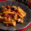 makaron z kurczakiem, grzybami i suszonymi pomidorami