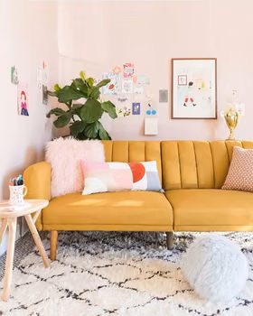 Żółta, odważna sofa