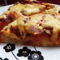 Domowa pizza na puszystym spodzie