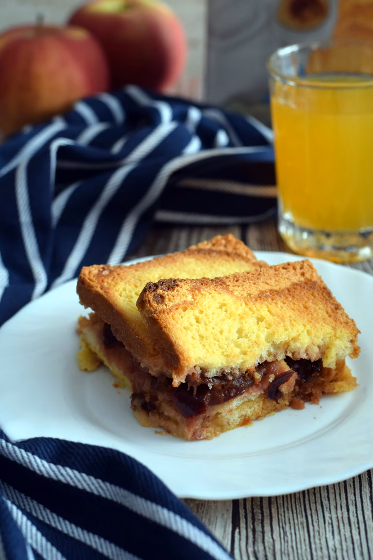 Pudding z sucharków ze śliwkami