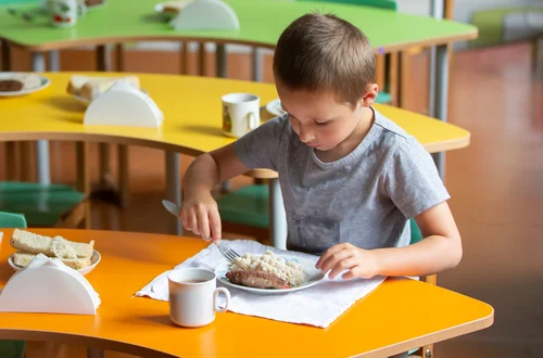 Darmowy posiłek dla każdego dziecka w szkole?! Nowy projekt ustawy obejmuje wszystkich uczniów bez względu na dochody