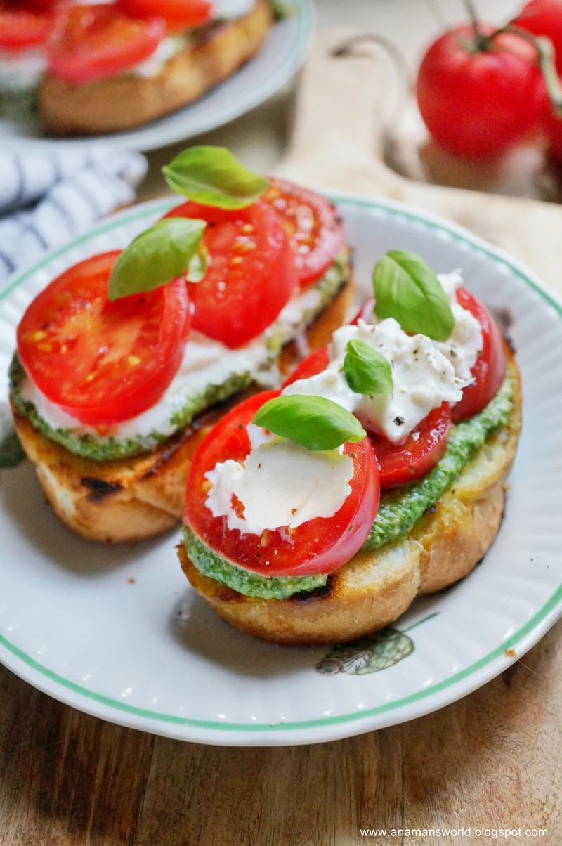 Bruschetta z pesto i pomidorami