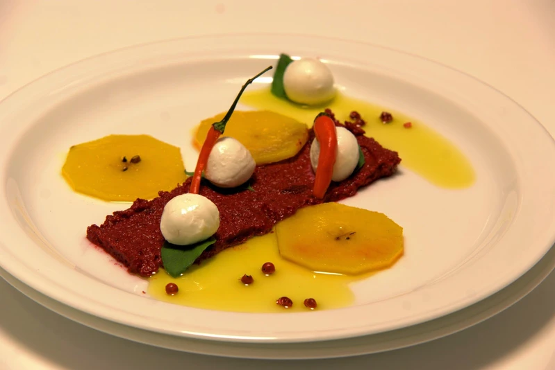 Sałatka z mozzarelli z karmelizowaną gruszką i pesto z buraka