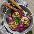 CEBULE FASZEROWANE KASZĄ BULGUR, OLIWKAMI I SEREM
