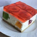 Ciasto jogurtowe bez pieczenia z truskawkami