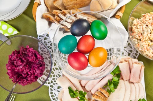 8 dań na Wielkanoc, które możesz przygotować dzień wcześniej - dzięki nim święta będą dużo spokojniejsze