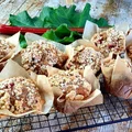 Muffinki z truskawkami, rabarbarem i kruszonką.