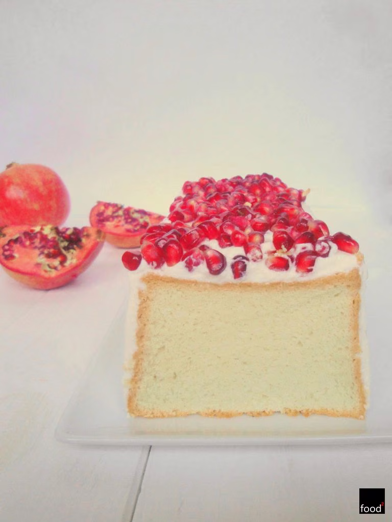 Angel food cake z pestkami granatu