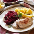 Kotlety wieprzowe z buraczkami zasmażanymi