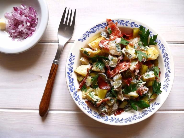 SAŁATKA ZIEMNIACZANA, CZYLI KARTOFFELSALAT