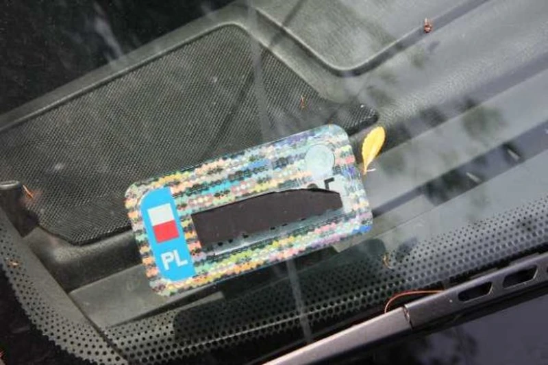  Super trik na proste odklejenie naklejki z rejestracją samochodu!
