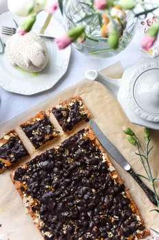 wielkanocny mazurek z konfiturą morelową , bakaliami i czekoladą