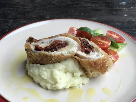 Pierś faszerowana mozzarellą i suszonymi pomidorami. Przepis krok po kroku.