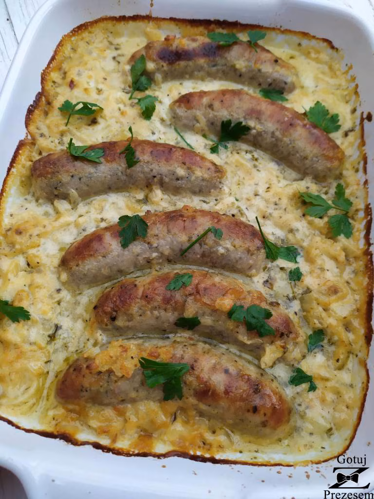Biała kiełbasa pieczona w sosie chrzanowym