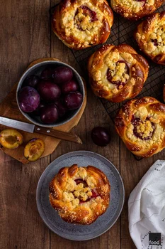 Drożdżówki ze śliwkami, mascarpone i kruszonką
