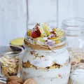 Jogurt ze śliwką, musli, kokosem i chia
