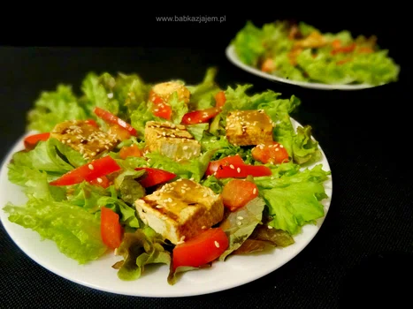 Sałatka z grillowanym tofu z prażonym sezamem