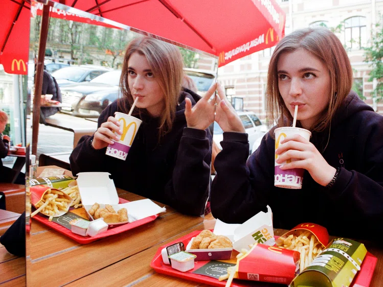 Zdjęcie McDonald’s rozdaje darmowe jedzenie – oferta tylko dla zaszczepionych! #1