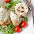 Udka kurczaka faszerowane pieczarkami w sosie pleśniowo-szpinakowym
