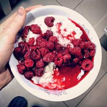 WANILIOWY RYŻ NA MLEKU Z MALINAMI