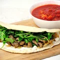 Tortilla z Pieczarkami i Karmelizowaną Cebulą