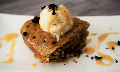 Pudding świąteczny z sosem toffee