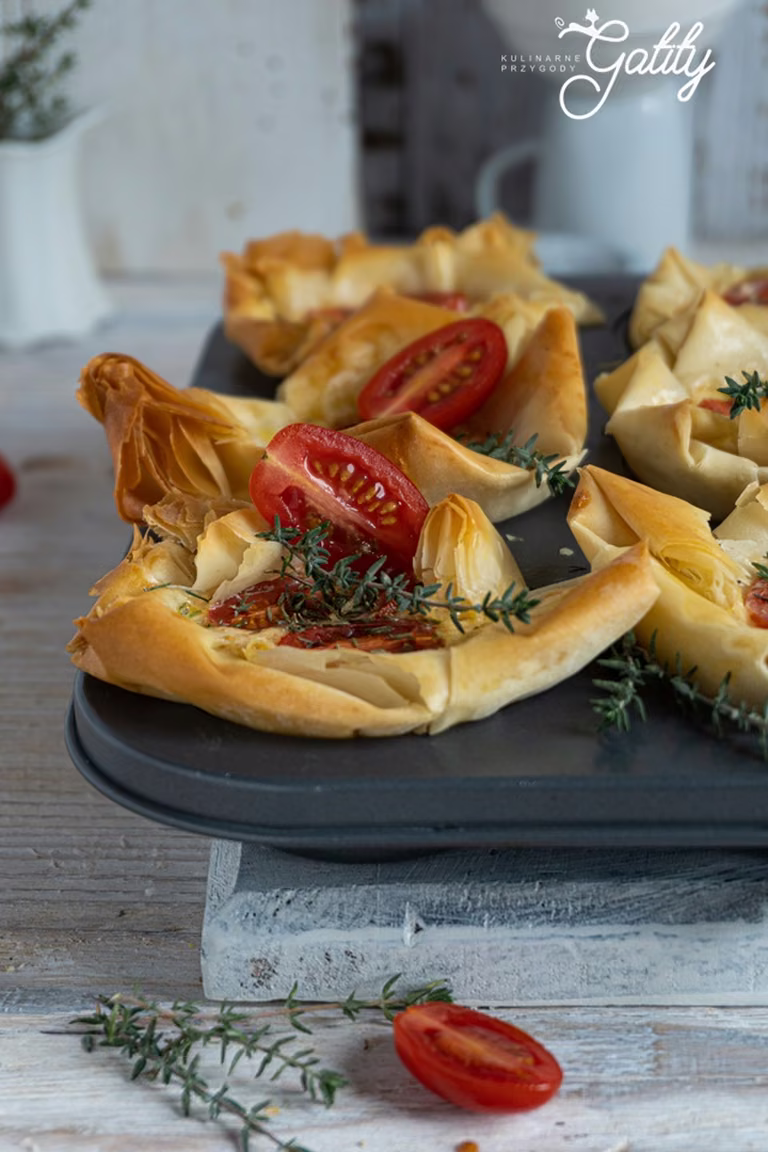 Wytrawne ciasteczka filo z pomidorkami