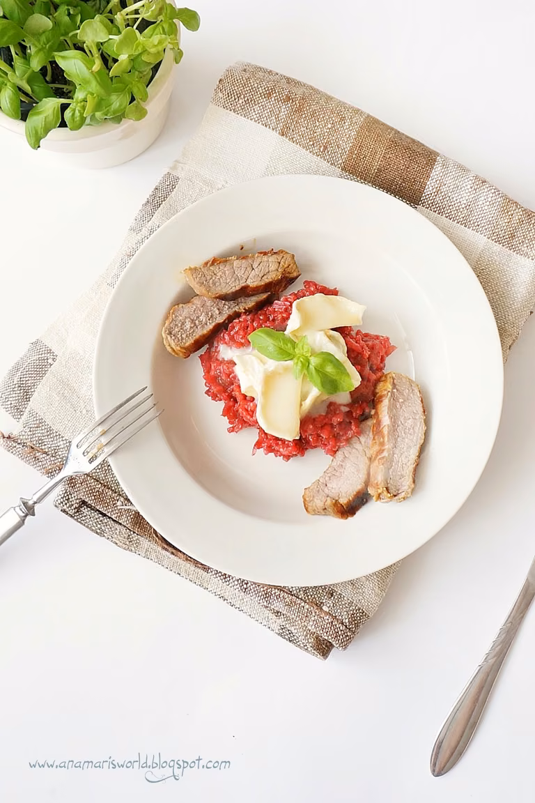 Buraczkowe risotto z grillowaną wołowiną i kozim serem