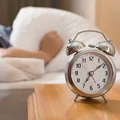 Budzisz się chwilę przed budzikiem? Inni też tak mają! Czy to jest normalne?