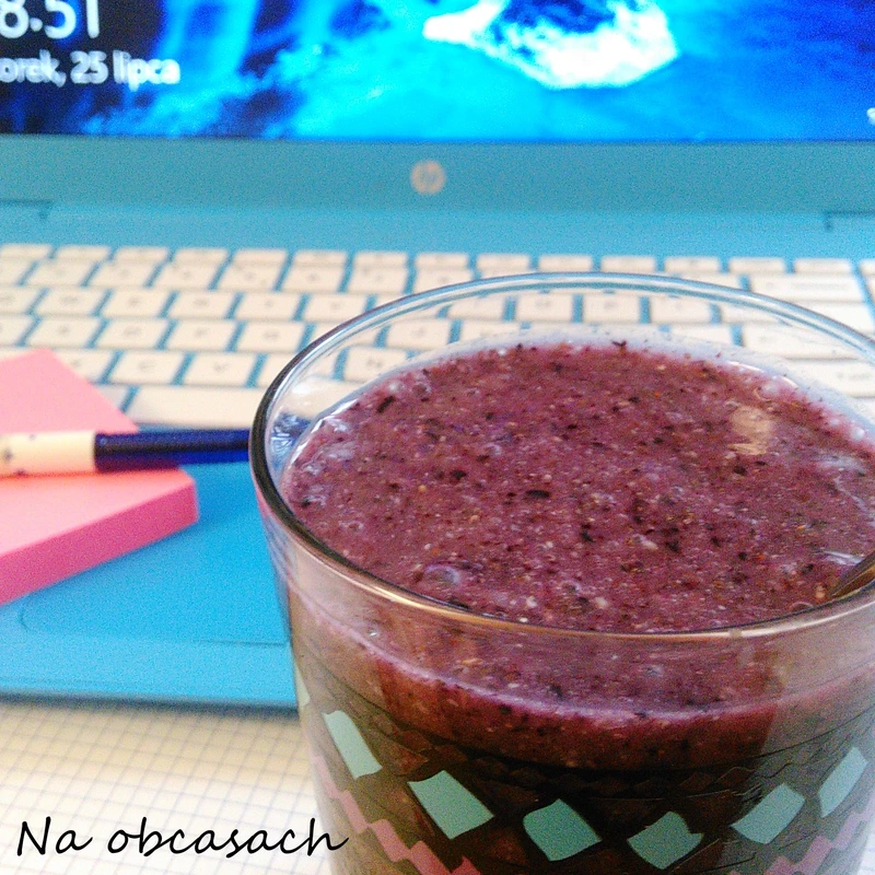 Jagodowo-bananowy pudding chia na mleku kokosowym