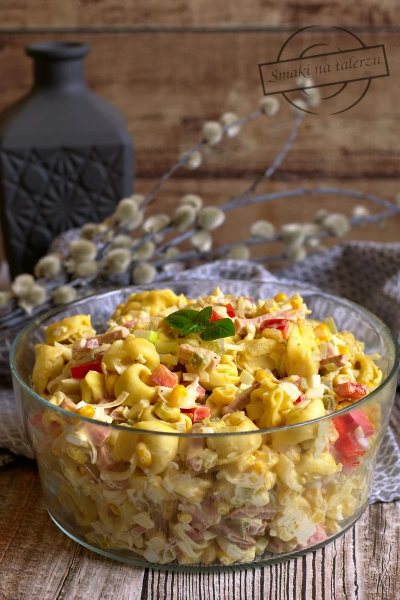 Sałatka z tortellini i kiełbasą krakowską