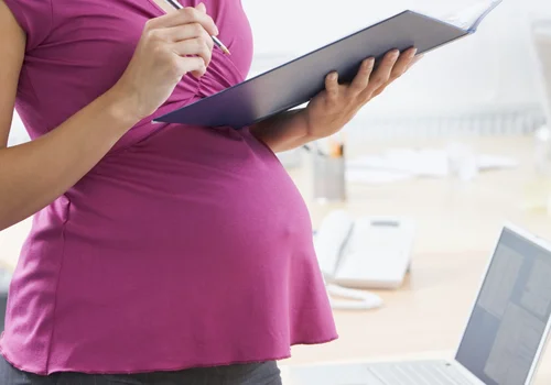 Pracujesz i spodziewasz się dziecka? Kiedy powiedzieć pracodawcy o ciąży?