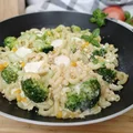Makaron z patelni z brokułem i mozzarellą.
