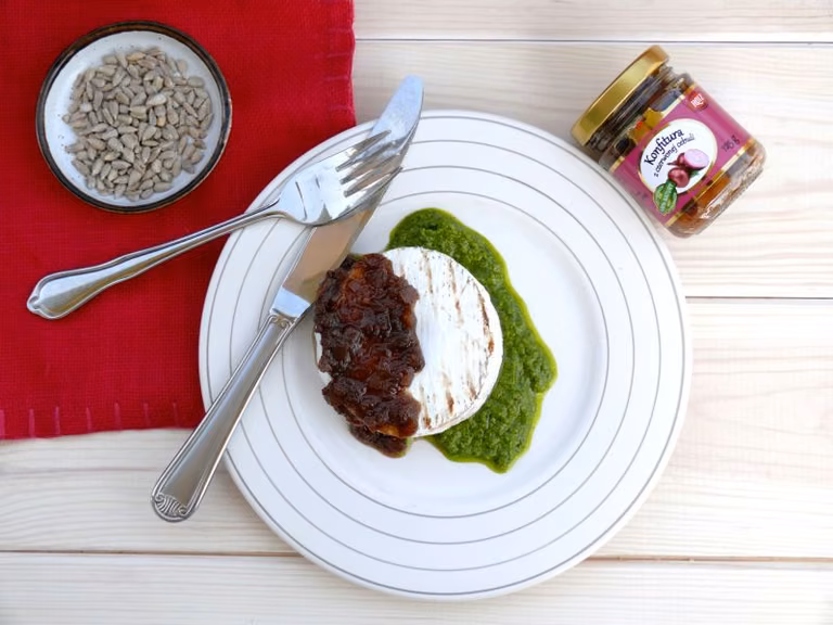 TEST KONFITURY Z CZERWONEJ CEBULI HOTZ Z PRZEPISEM NA GRILLOWANY CAMEMBERT Z KONFITURĄ I PESTO Z RUK