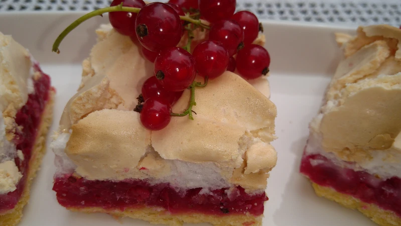 Ciasto kruche z porzeczkami i lekką bezą
