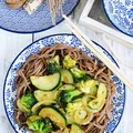 Makaron soba z cukinią i brokułami