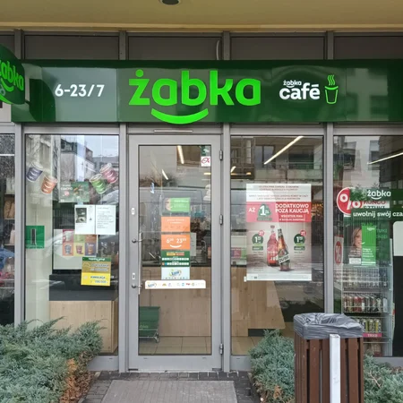 Żabka zaskoczyła nową, nietypową usługą! Klienci mogą zabrać do sklepu za długie spodnie i zepsuty zamek