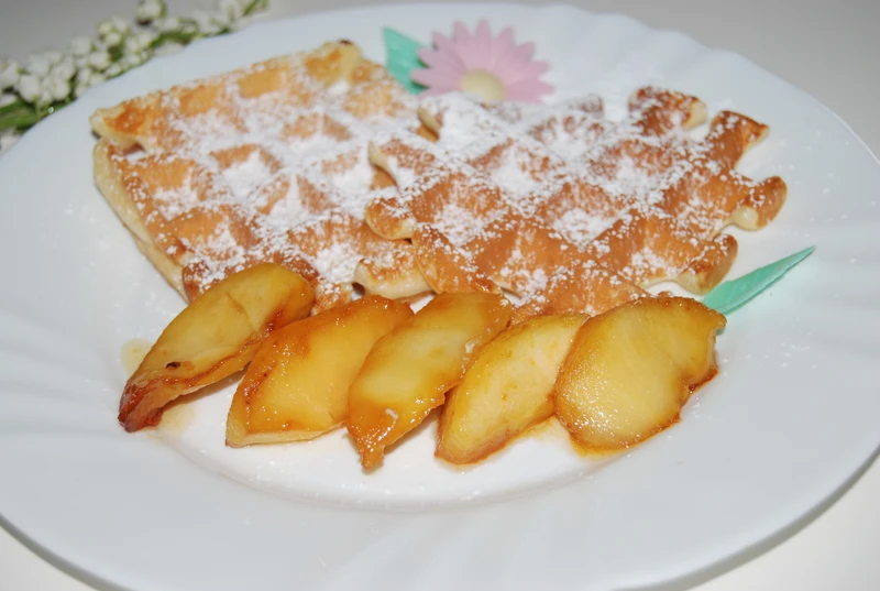 Gofry waniliowe z karmelizowanymi jabłkami