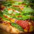 Pizza ze szparagami i salami