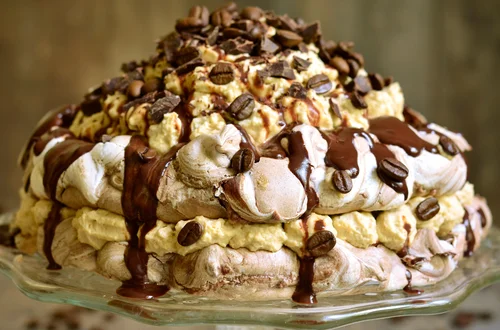 Czekoladowa Pavlova z kremem kawowym – elegancki deser na każdą okazję 🍫