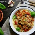 Spaghetti z tuńczykiem w sosie pomidorowym z bakłażanem i oliwkami