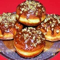 Pączki z budyniem, polewą czekoladową i orzechami